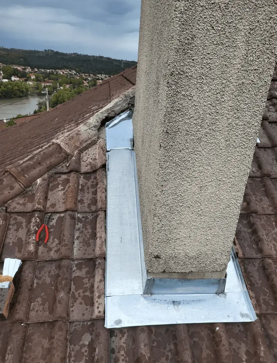 Solin en zinc neuf au pied d'une cheminée